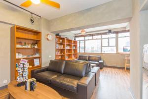 Зона вітальні в Check Inn HK