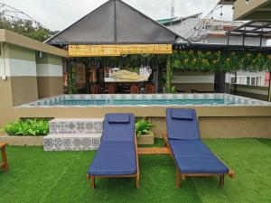 two chairs and a swimming pool in a backyard at Flamingo Avia Labuan Bajo in Labuan Bajo +17 photos