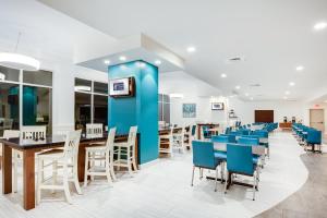 Restoran ili drugo mesto za obedovanje u objektu Holiday Inn Express & Suites Panama City Beach Beachfront, an IHG Hotel