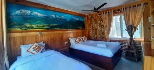 Una cama o camas en una habitación de Kiwi Backpackers Hostel Pokhara