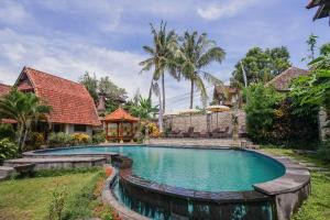 uma piscina no quintal de uma casa em Abangan Bungalow em Ubud