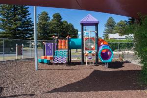 Herní místnost nebo prostor pro děti v ubytování Gardens Caravan Park