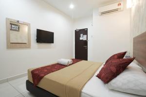 Postel nebo postele na pokoji v ubytování COOP HOTEL PUTRAJAYA & CYBERJAYA