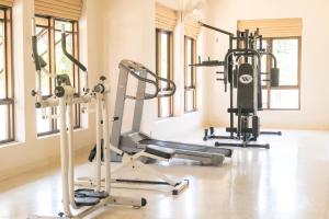 Fitness centrum a/nebo fitness zařízení v ubytování Sirarun Resort