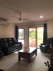 uma sala de estar com um sofá e uma mesa de centro em Murchison View Apartments em Kalbarri