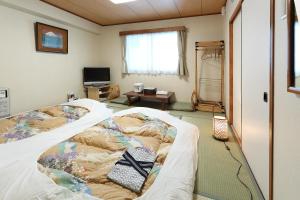 a bedroom with a large bed in a room at Hotel Tateshina in Tokyo