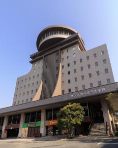 ein großes Gebäude mit einer Kuppel darüber in der Unterkunft Sunsky Hotel in Kitakyūshū