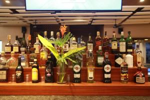 - un bar avec un bouquet de bouteilles d'alcool dans l'établissement Weekends El Nido Beach Resort, à El Nido