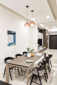 a dining room with a table and chairs at 單眼皮民宿 Single Eyelid Hostel in Yilan City