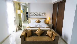 Ένα ή περισσότερα κρεβάτια σε δωμάτιο στο Azalea Suites Cikarang by Jayakarta Group +35 φωτογραφίες