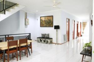 巴東的住宿－Rumah Kita，客厅配有桌子和沙发
