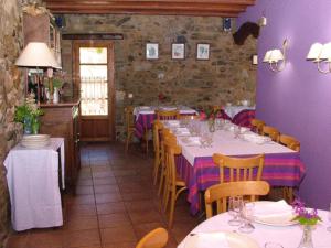 Restoran või mõni muu söögikoht majutusasutuses Les Velles Escoles