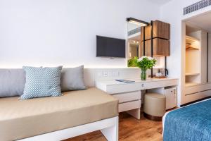 TV a/nebo společenská místnost v ubytování Louis Phaethon Beach