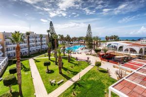 Bazén v ubytování Louis Phaethon Beach nebo v jeho okolí