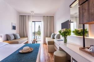 TV a/nebo společenská místnost v ubytování Louis Phaethon Beach