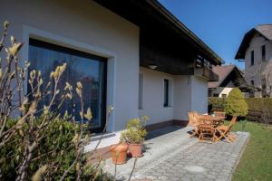 una casa con patio con mesa y sillas en Apartment Melody Bled en Bled