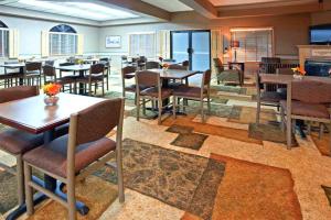 um restaurante com mesas e cadeiras num quarto em Norwood Inn & Suites Eagan St Paul & Mall of America em Eagan