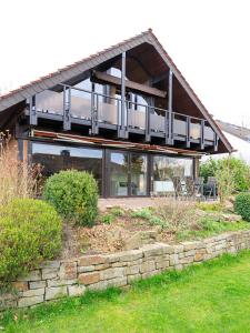 a house with a balcony on the side of it at Ferienwohnung Isabella am Möhnesee in Möhnesee