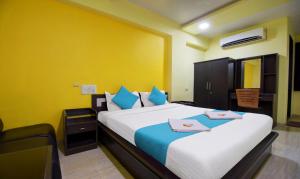 Cama ou camas em um quarto em Rajdeep Inn