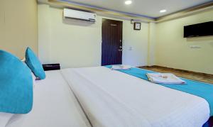 Cama ou camas em um quarto em Rajdeep Inn