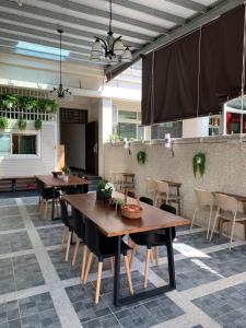 a patio with tables and chairs in a room at 910 Hostel (Chengdong) in Yuli