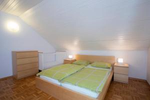1 dormitorio con 1 cama con 2 mesitas de noche y 2 lámparas en Apartment Harmony Bled, en Bled