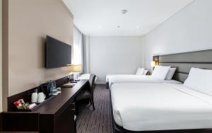 سرير أو أسرّة في غرفة في Premier Inn Doha Airport