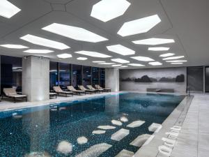 a swimming pool filled with lots of water at Four Seasons Hotel Seoul in Seoul