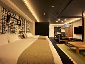 Habitación de hotel con cama y sala de estar. en Randor Residential Hotel Fukuoka Annex, en Fukuoka