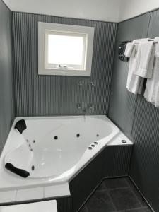 A bathroom at Hamptons Inn Bed & Breakfast