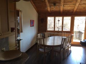 comedor con mesa de madera y sillas en Ferienwohnung Paradiesli en Hasliberg