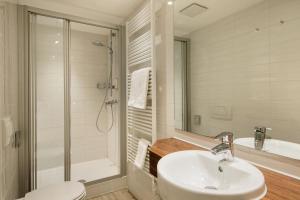 バート・テルツにあるポストホテル コルバブロイのバスルーム(シンク、シャワー、トイレ付)