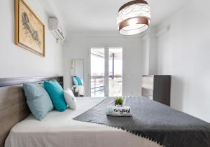 Un dormitorio con una cama con una maceta. en Formentor Arysal II, en Salou