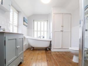 Un baño blanco con bañera y inodoro. en Mackerel Sky, en Penzance 22 fotos más