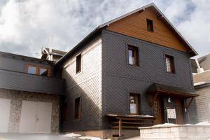 una casa con un exterior blanco y negro en FeWo Bucker, en Lauscha