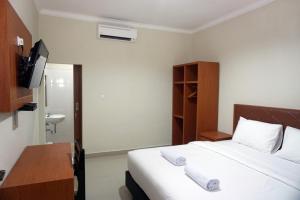 Postel nebo postele na pokoji v ubytování Lombok Mayura Hotel