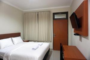 Postel nebo postele na pokoji v ubytování Lombok Mayura Hotel