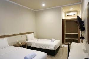 Postel nebo postele na pokoji v ubytování Lombok Mayura Hotel