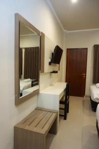 Postel nebo postele na pokoji v ubytování Lombok Mayura Hotel