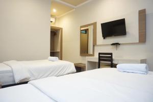 Postel nebo postele na pokoji v ubytování Lombok Mayura Hotel