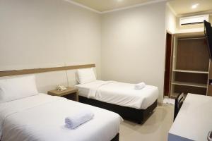 Postel nebo postele na pokoji v ubytování Lombok Mayura Hotel