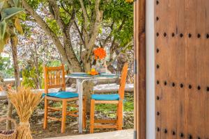 a table with two chairs and a table with oranges on it at Agroturismo rural Can Prats in Sant Carles de Peralta