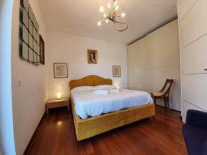 ein kleines Schlafzimmer mit einem Bett und einem Stuhl in der Unterkunft Il Parco 2 by Quokka 360 - cosy flat with terrace in Lugano