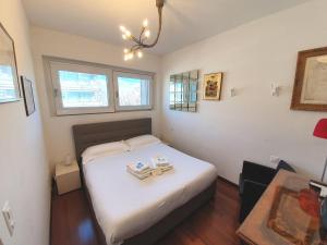 ein kleines Schlafzimmer mit einem Bett und einem Tisch in der Unterkunft Il Parco 2 by Quokka 360 - cosy flat with terrace in Lugano