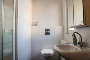 Koupelna v ubytování Vakantie met sauna in Zeeland + 18 fotografií