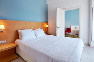 een groot wit bed in een kamer met een slaapkamer bij Med-Inn Boutique Hotel in Gulluk