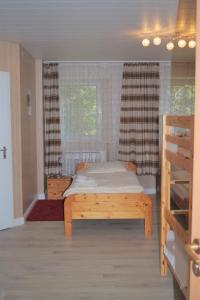 een slaapkamer met een bed en een raam bij Haus Barnabas im Engel, Gasthaus Engel in Utzenfeld