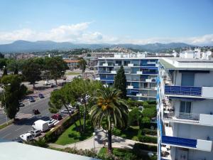 vista de uma cidade a partir de um edifício em Plage et hippodrome. Parking em Cagnes-sur-Mer