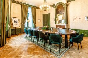 uma sala de jantar com mesa e cadeiras em Fletcher Hotel Paleis Stadhouderlijk Hof em Leeuwarden