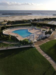 - une vue aérienne sur une piscine à côté de la plage dans l'établissement Bleu du Sud, au Cap d'Agde